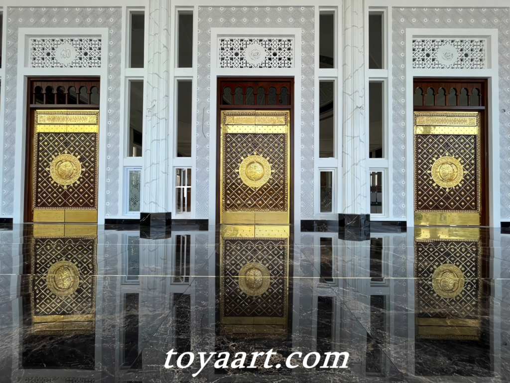 Pintu Nabawi tembaga kuningan dengan ukiran kaligrafi Arab yang rumit, karya dari Toya Art Gallery