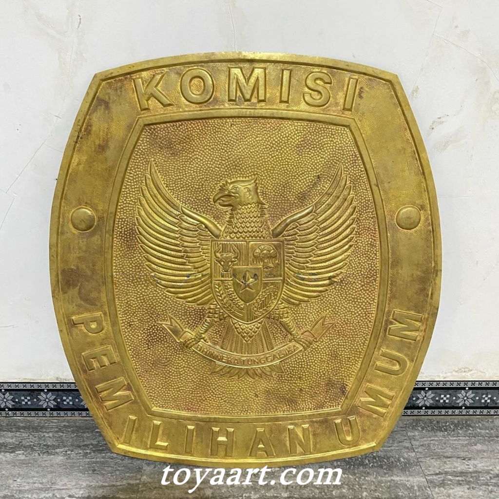 pembuatan logo kpu dari bahan kuningan untuk acara pemilu