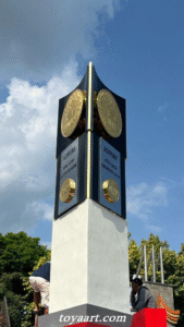 Tugu Adipura berbentuk obor emas di depan kantor pemerintahan Klaten